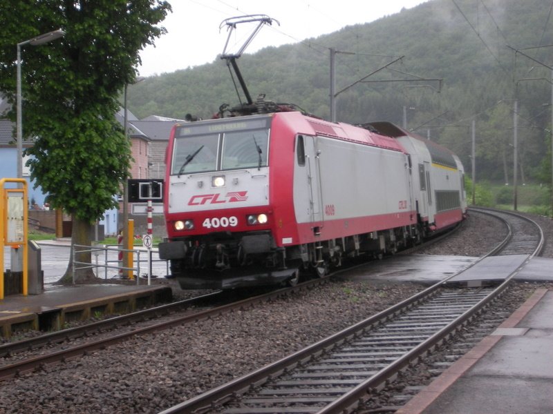 E- Lok 4009 kommt aus Richtung Clervaux bei der Haltestelle von Drauffelt an. 17.05.07