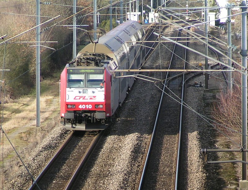 E-Lok 4010 hat mit ihrem Zug soeben den Bahnhof von Wilwerwiltz verlassen und fhrt in Richtung Kautenbach. Foto aufgenommen von der Brcke in der Nhe von Lellingen am 06.01.08.