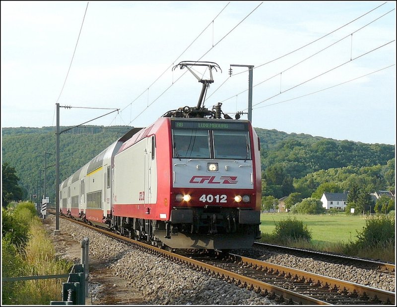 E-Lok 4012 kommt am 10.07.08 aus Wiltz und fhrt in Erpeldange/Ettelbrck in Richtung Luxemburg an mir vorbei. (Hans)