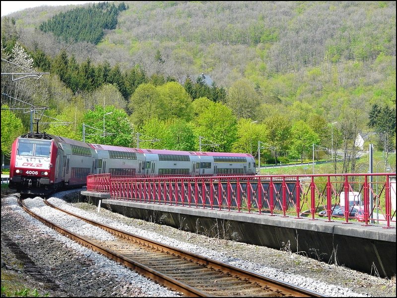 E-Lok 4013 zieht ihren Zug durch die letzte Kurve vor Kautenbach am 04.05.08.