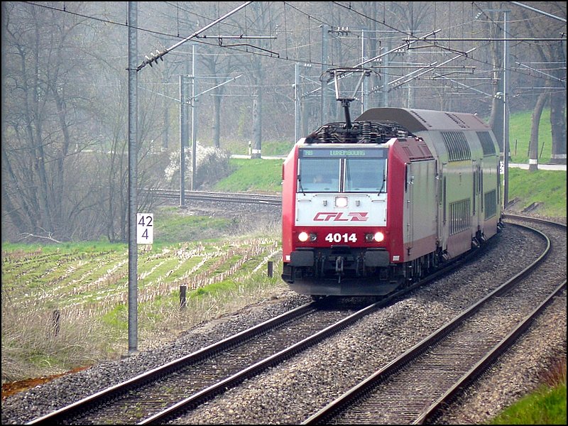 E-Lok 4014 durchquert das Alzettetal zwischen Colmar-Berg und Cruchten in Richtung Luxemburg am 11.04.08.