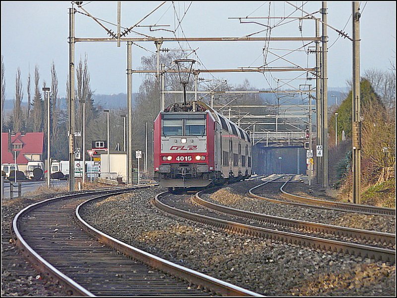 E-Lok 4015 hat vor kurzem den Bahnhof von Ettelbrck verlassen und fhrt ber den dreigleisigen Streckenabschnitt in Schieren ihrem Endziel Luxemburg entgegen. 25.01.09 (Jeanny) 