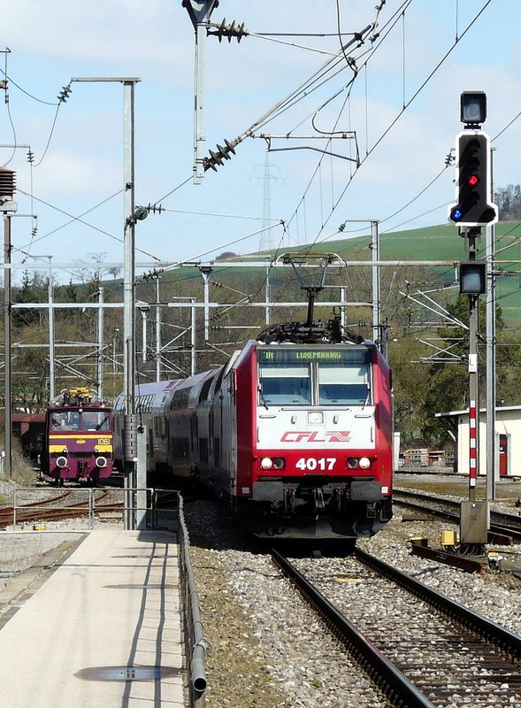 E-Lok 4017 fhrt mit IR 115 aus Richtung Troisvierges in den Bahnhof von Ettelbrck ein, whrend links im Bild eine Arbeitsmaschine auf einem Nebengleis abgestellt ist. 23.03.08 