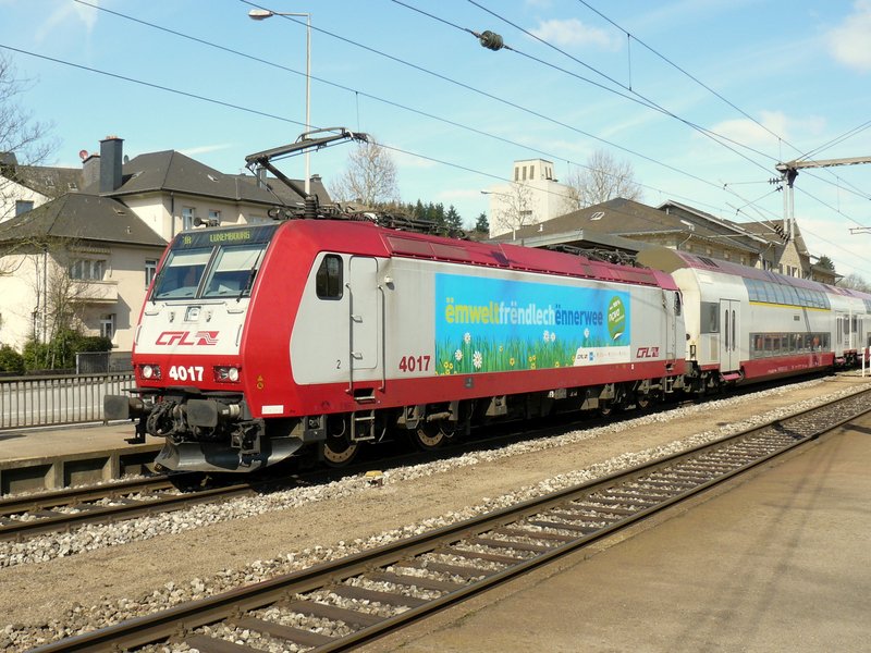 E-Lok 4017 hat vor kurzem eine neue Werbung erhalten :  �mweltfr�ndlech �nnerwee , weil die CFL neuerdings mit Naturstrom f�hrt. Das Foto wurde in Ettelbr�ck am 23.03.08 gemacht.