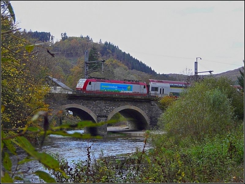 E-Lok 4017 kommt am 18.10.08 aus Troisvierges und befhrt die Brcke ber die Wiltz kurz vor dem Bahnhof von Kautenbach. (Jeanny) 