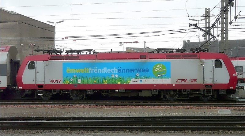 E-Lok 4017 mit neuer Werbung verlsst mit ihrem Zug den Bahnhof von Luxemburg am 05.04.08.