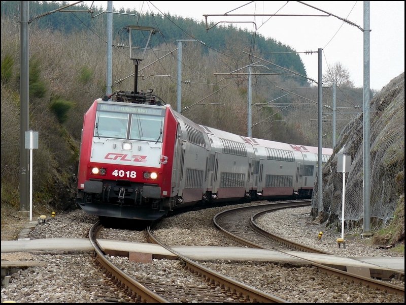 E-Lok 4018 fhrt mit IR 3743 aus Richtung Troisvierges durch die Kurve bei Enscherange am 10.04.08.