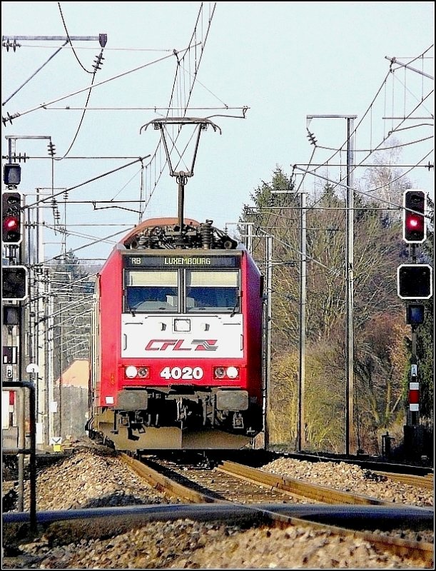 E-Lok 4020 kommt am 28.12.08 aus Wiltz und befindet sich in Rollingen/Mersch auf ihrer Fahrt nach Luxemburg. (Jeanny) 