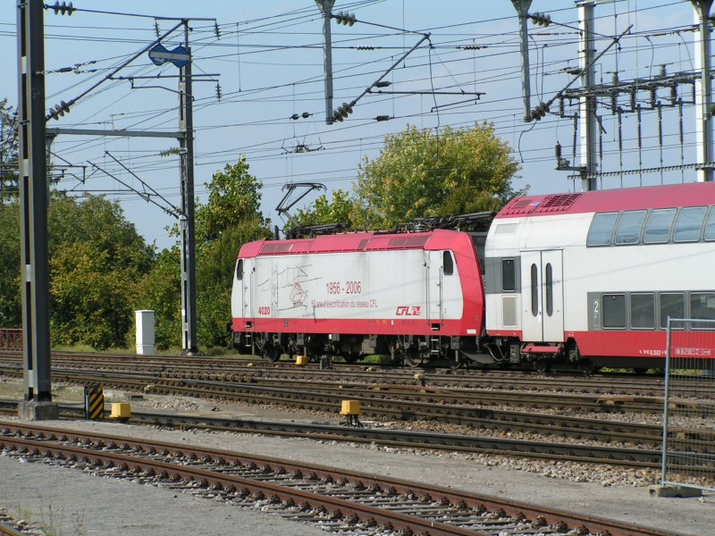 E-Lok 4020 mit Werbung (50 Jahre Elektrifizierung der Luxemburger Eisenbahn) verlsst mit ihrem Zug den Bahnhof Ptange in Richtung Rodange am 16.09.07.