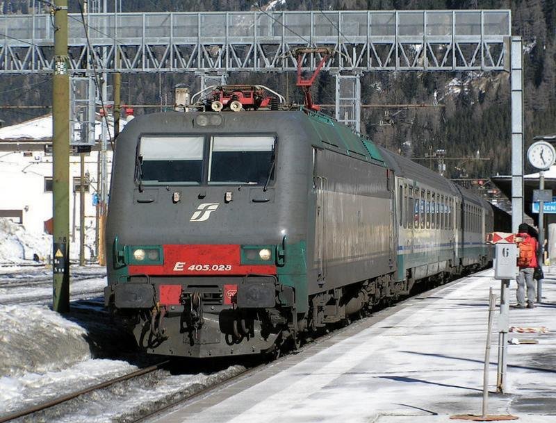 E-Lok 405.028 beginnt ihre Fahrt am Brenner in Richtung Italien am 04.02.06.
