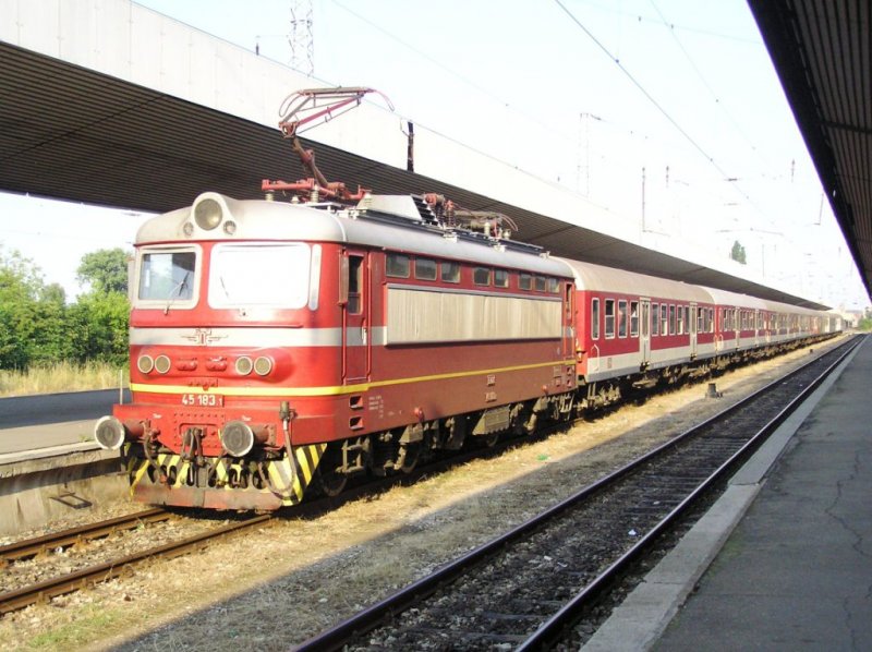 E-Lok 45 183 der BDZ mit einem Schnellzug von Sofia nach Lom, Sofia Hbf.