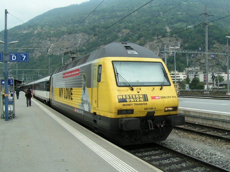 E-Lok 460 028-4 als Schublok fr den Personenzug in Richtung Spiez am Morgen des 07.08.2007 um 8 Uhr 45 im Bahnhof Brig.