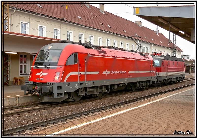 E-Lok 541 009 der Slowenischen SZ und eine 1x44 stehen als Lokzug im Bahnhof Knittelfeld. 
1.3.2008