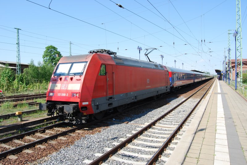 E-Lok der Baureihe 101 (101 088-3) mit dem Sonderzug des Bahn-Touristik-Express in Lbbenau. Der Schatten auf der Lok stammt vom Ausfahrtssignal Richtung Cottbus. 