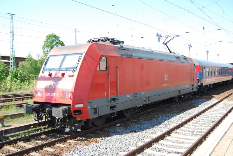 E-Lok der Baureihe 101 (101 088-3) mit dem Sonderzug des Bahn-Touristik-Express in Lbbenau. Der Schatten auf der Lok stammt von dem Ausfahrtssignal Richtung Cottbus.