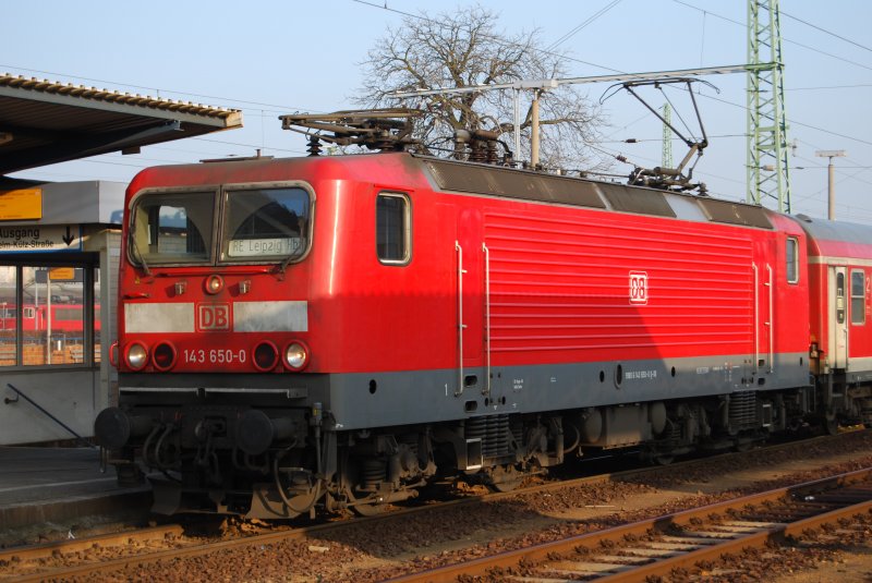 E-Lok der Baureihe 143 (143 650-0) hier als Zuglok des Regional-Express nach Leipzig Hbf in Cottbus Hbf.