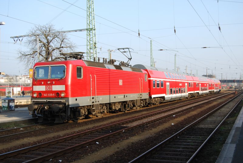 E-Lok der Baureihe 143 (143 935-5) steht mit Regional-Express nach Leipzig Hbf abfahr bereit in Cottbus Hbf.