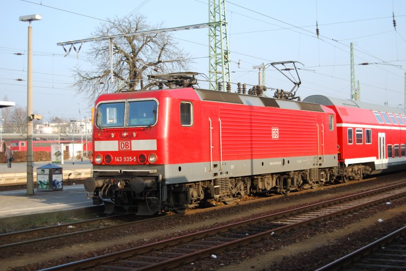 E-Lok der Baureihe 143 (143 935-5) steht mit den Regional-Express nach Leipzig Hbf in Cottbus Hbf.