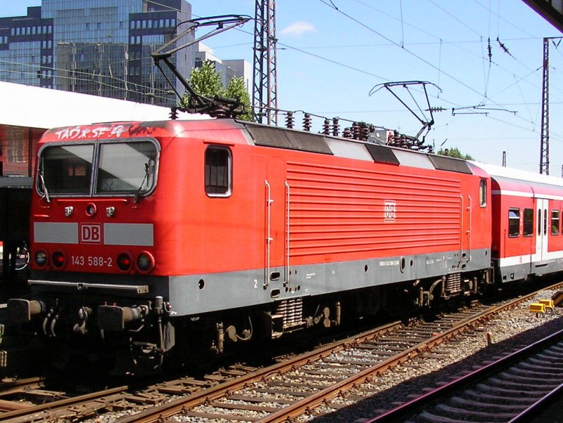 E-Lok der Baureihe 143 mit einer S-Bahn der Linie S2 in Essen HBF. Hier gerade beim Kopf machen. 