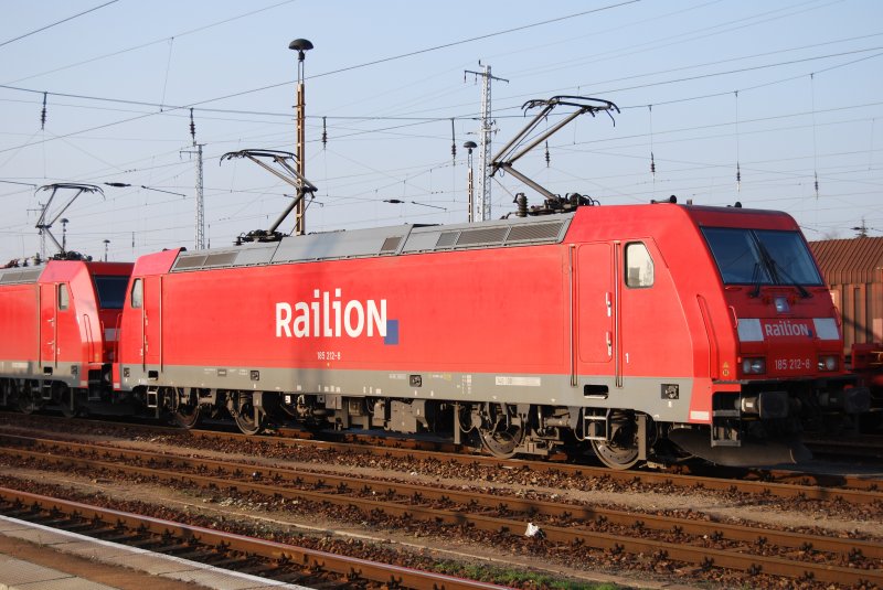 E-Lok der Baureihe 185 (185 212-8) wartet in Cottbus auf neue Aufgaben.