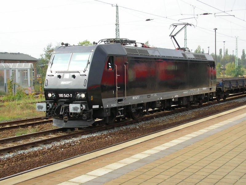E-Lok der Baureihe 185 der MRCE mit einen Gterzug in Lbbenau. Schtze mal das die Lok an die PRESS vermietet war oder ist weil sie von der Anschlussbahn der PRESS in Lbbenau kam.