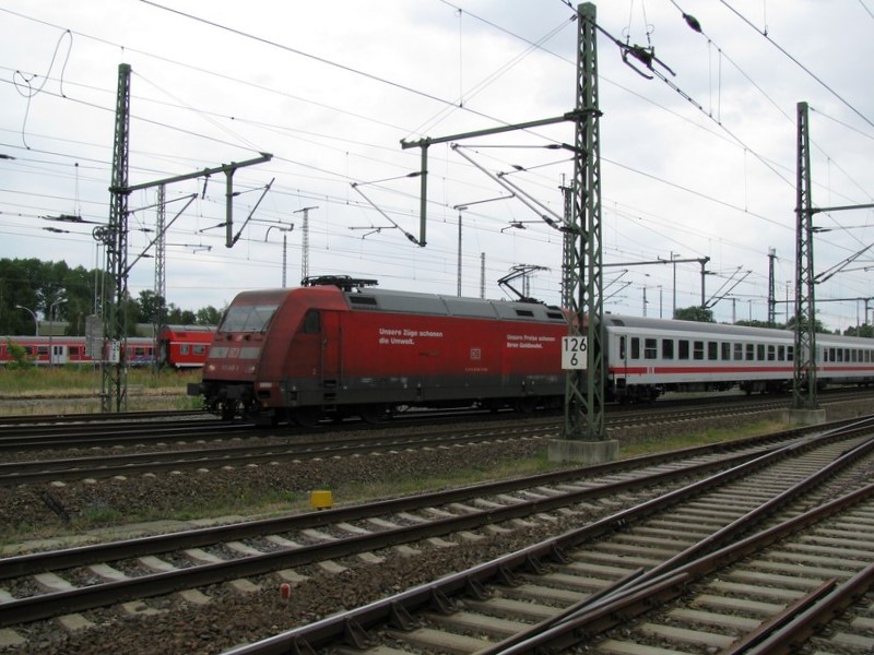 E-Lok BR 101 045-3 der DB AG mit EC 76 fhrt im Bahnhof Wittenberge ein, 12.07.2009