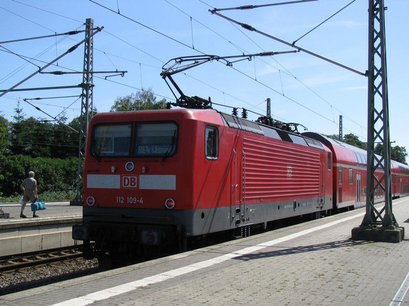 E-Lok BR 112 109-4 -DB AG- mit RE 33127 aus Wismar kommend am Bahnsteig 3 des Bahnhofes Ludwigslust 01.08.2009