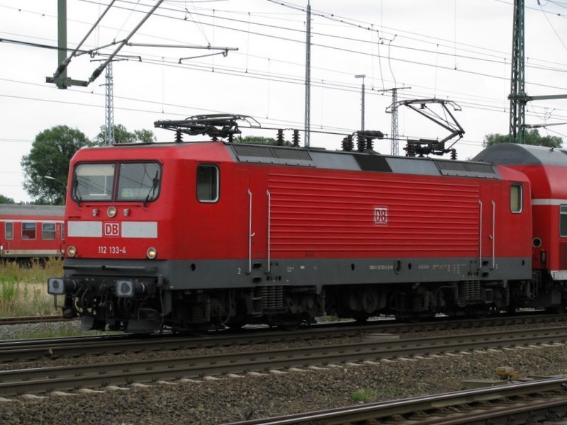E-Lok BR 112 133-4 der DB AG fhrt mit RE 38234 in den Bahnhof Wittenberge ein 12.07.2009