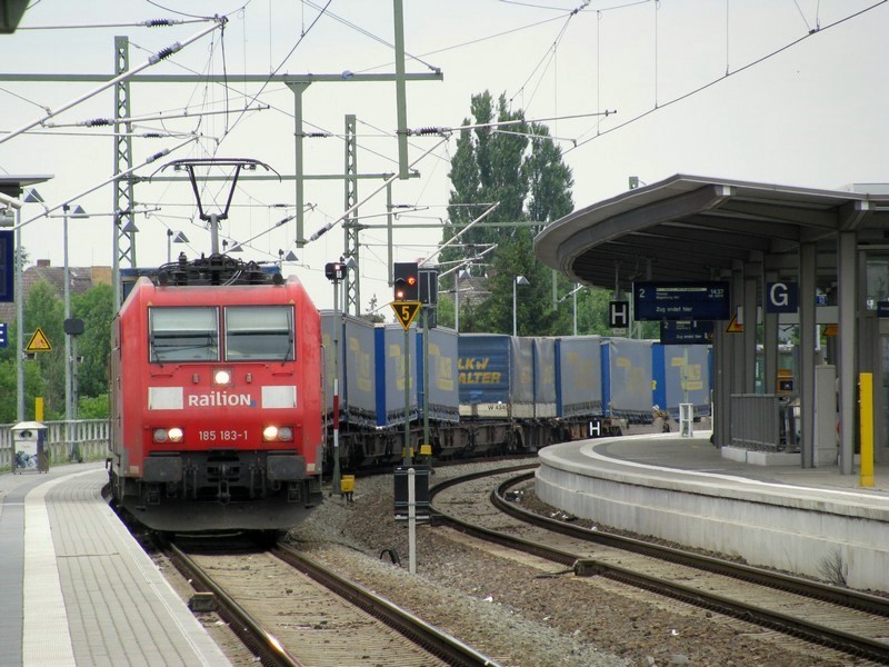 E-Lok BR 185 183-1 -Railion- durchfhrt den Bahnhof Wittenberge in Richtung Sden mit einem Niederflurwagen-Ganzzug am Haken, 12.07.2009