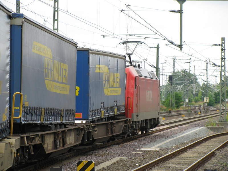 E-Lok BR 185 183-1 -Railion- mit Niederflurwagen-Ganzzug am Haken durchfhrt den Bahnhof Wittenberge in Richtung Berlin, 12.07.2009