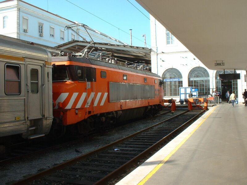 E-Lok BR 2600 mit IC am 06.05.2003 in Lissabon Santa Apolonia.