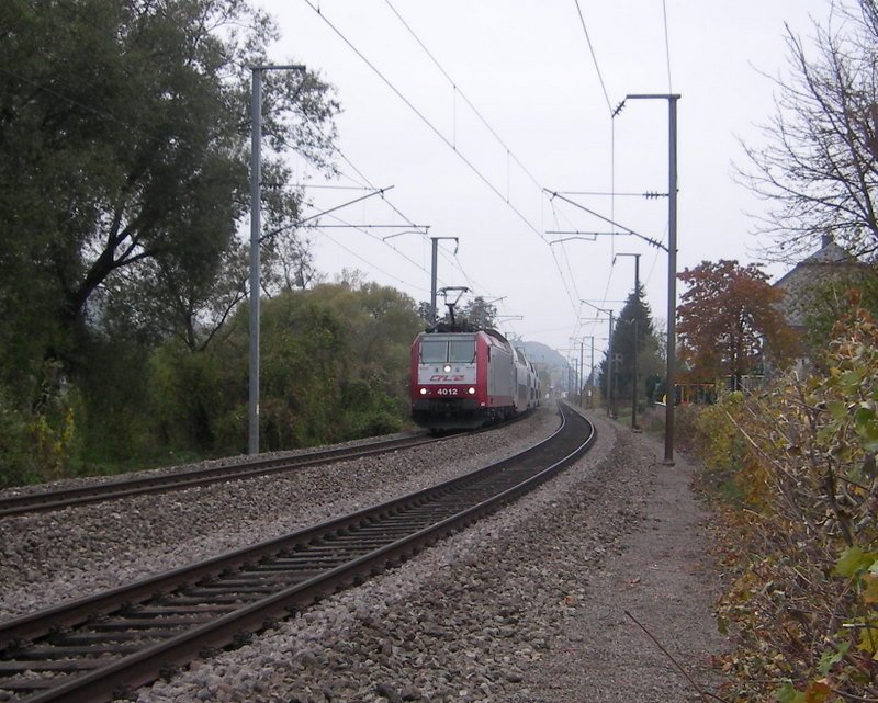 E-Lok der BR 4000 mit Dostos in der Nhe von Lintgen am 28.10.07.