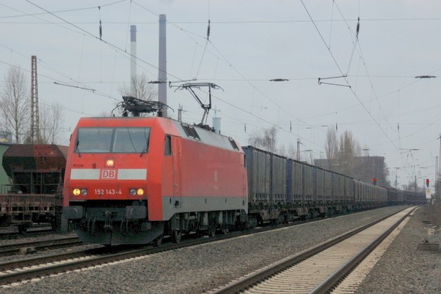 E-Lok der DB 152 143-4 unterwegs mit gemischtem Gterzug am 12.12.2007 in Datteln in Westfalen (nrdliches Ruhrgebiet). Der Zug fhrt in Fahrtrichtung Oberhausen und befindet sich hier auf Hhe der Dattelner Firma Rheinzink.