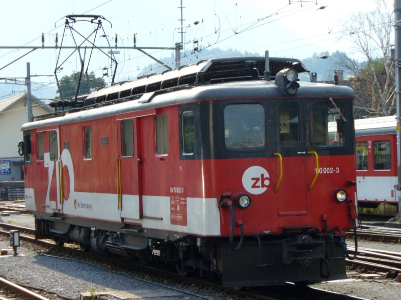 E - Lok  De 4/4  110 002-3 im Bahnhofsareal von Meiringen am 19.08.2006