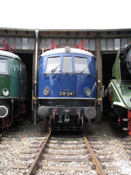 E-Lok E 18 047 -DB- stehen am Lokschuppen des ex.Bw Halle P, 06.07.2008