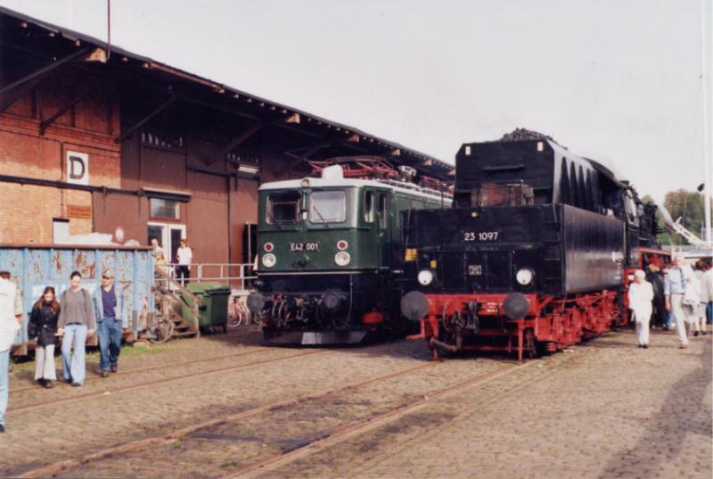 E-Lok E 42 001 (DR) und Dampflok BR 23 1097 (DR)- Lbeck