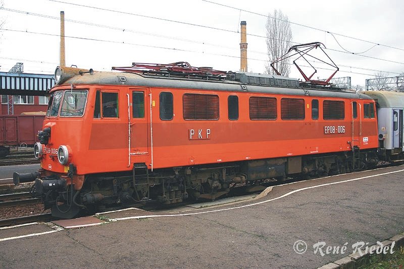E-Lok EP 08-006 von PKP auf dem Bahnhof in Zielona Gora am 22.11.2006
