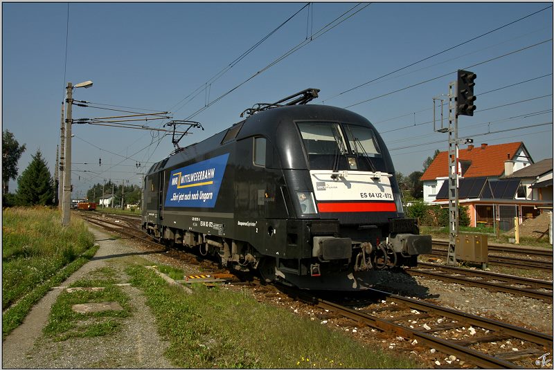 E-Lok ES64 U2-072 der Mittelweserbahn.Sie brachte zusammen mit der 185 573 den 562m langen Holzzug SGAG 47981 von Passau nach Zeltweg.
Zeltweg 21.08.2009