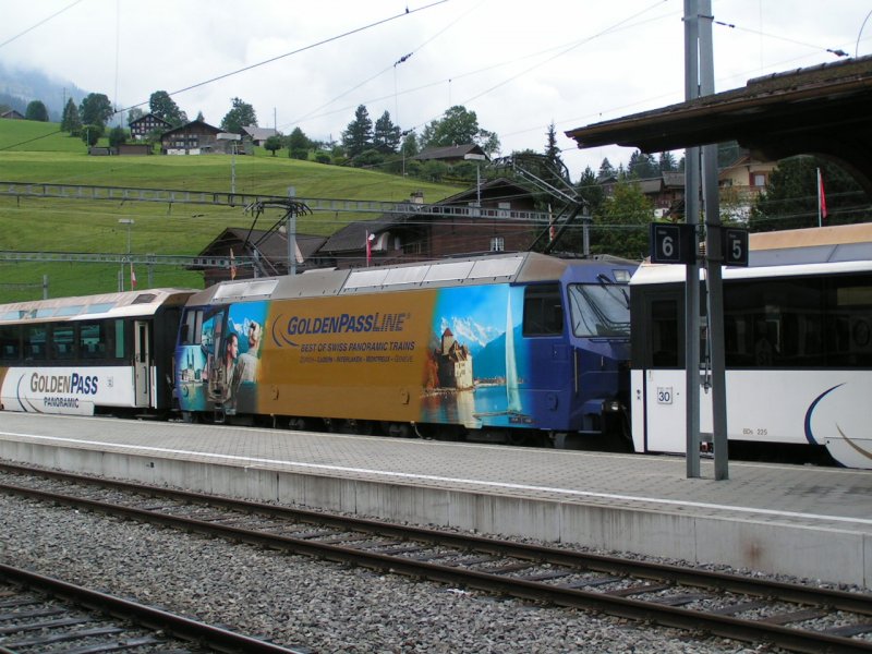 E-Lok GE 4/4 in der Mitte des Golden Pass Panorama Zuges von Montreux nach Zweisimmen. Foto genommen in Zweisimmen am 03.08.07. 
