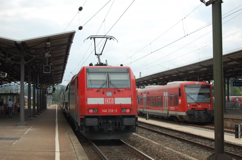 E-Lok meets Dieseltriebzug! 146 218-3 trifft am 28.6.2009 in Plochingen auf 650 027-6, der seiner Kontrollziffer beraubt wurde.