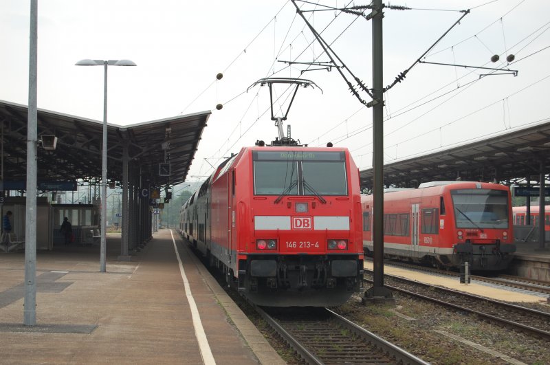 E-Lok meets Dieseltriebzug! So gesehen am 1.5.2009 in Plochingen. 146 213-4 schiebt gerade RE 19215 aus in Richtung Ulm, whrend 650 014-4 noch Pause macht.