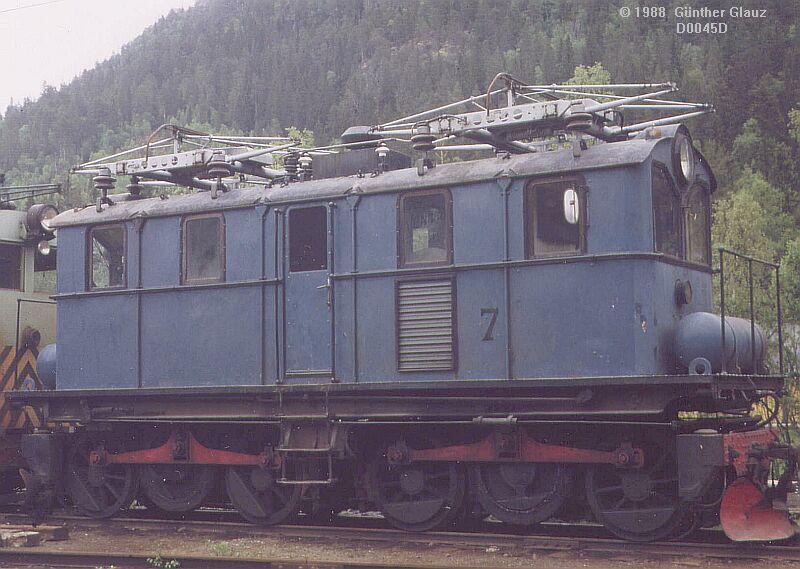 E-Lok Nr. 7 der Meterspur-Erzbahn Orkanger - Meldal, ca. 50 km sdwestlich von Trondheim. Die Aufnahme wurde 1988 gemacht, fahrenden Zug habe ich schon damals nicht gesehen, aber recht gut erhaltene Fahrzeuge, die Gleise waren auch noch in Ordnung.