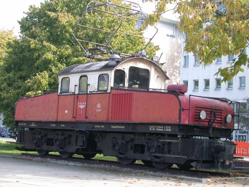 E-Lok Oldtimer der Deutschen Eisenbahn Betriebsgesellschaft aufgestellt als Denkmal beim Albtalbahnhof in Karlsruhe. (12.10.2006)