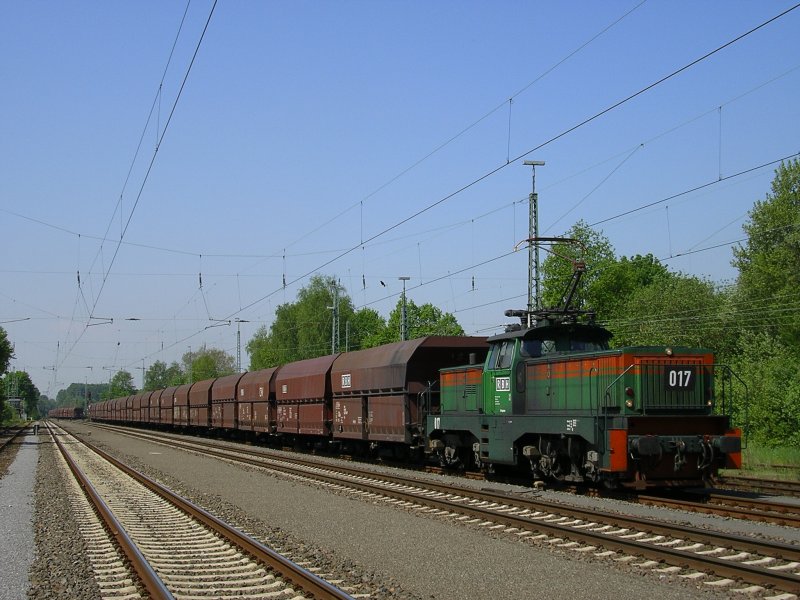 E-Lok der RBH 071 (frher RAG)rangiert in Hamm-Pelkum einen Kohlenwagenzug.
(09.05.2008)