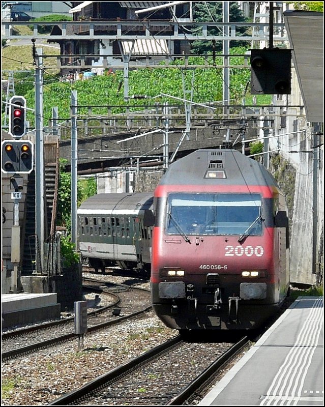 E-Lok Re 460 056-5 fotografiert bei der Einfahrt in den Bahnhof von Montreux am 31.07.08. (Jeanny)