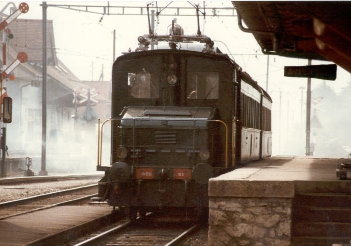E - Lok Tm 2/2 103 mit 2 Personenwagen der OeBB im Bahnhof von Balsthal im Mrz 1985
