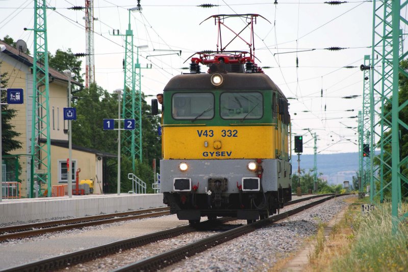 E-Lok V43 332 der GySEV fhrt am 28.07.2009 als Lokzug durch den Bahnhof Mllendorf in Richtung Ebenfurth.
