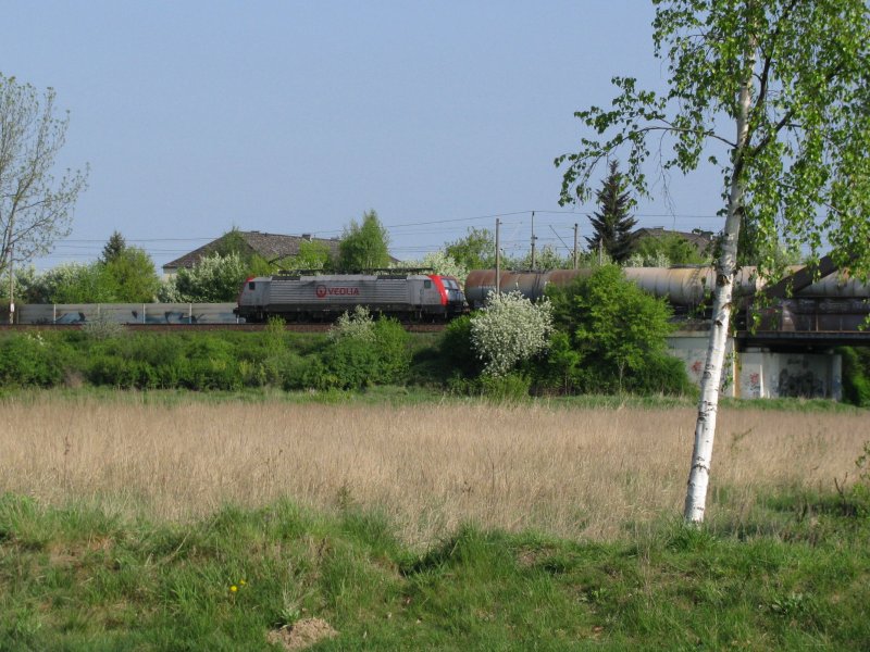 E-Lok Veolia mit Kesselwagenganzzug bei der Ausfahrt aus dem Rangierbahnhof Seelze am Sonntag, 19.04.2009, 10:05 h (Fahrzeug-Nr. leider nicht zu erkennen)