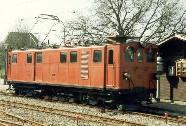 E-Lok Veteran Ge 4/4 181 der RhB im Bahnhof von Bloney der Touristikbahn Bloney Chamby im Mai 1986