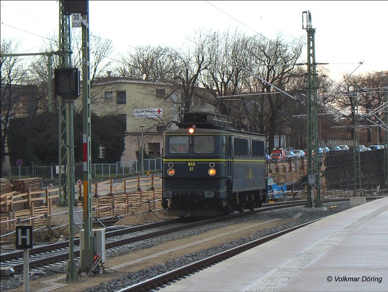 E-Lok WAB 51 (ex 142 157)  Orient-Express  beehrt mit ihrer Durchfahrt Dresden Hbf. - 21.01.2007
